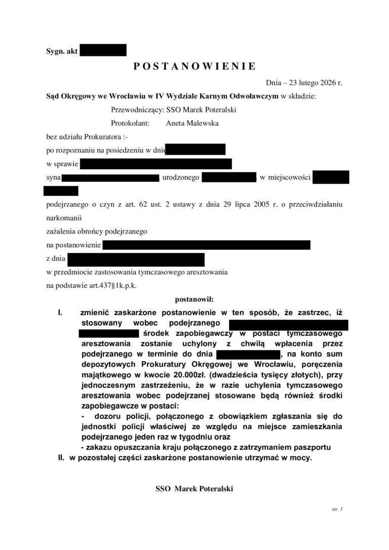 Case study nr 3 Sąd Okręgowy na skutek zażalenia obrońcy zmienił decyzję o zastosowaniu tymczasowego aresztowania W jednej z prowadzonych przez nas spraw wobec klienta zastosowano tymczasowe aresztowanie. Obrona nie zgodziła się z decyzją o pozbawieniu klienta wolności i złożyła zażalenie, kwestionując konieczność stosowania najsurowszego ze środków zapobiegawczych. Sprawa trafiła do Sądu Okręgowego, który ponownie przeanalizował zasadność zastosowania tymczasowego aresztowania. Zażalenie obrońcy okazało się skuteczne. Sąd Okręgowy zmienił wcześniejszą decyzję o zastosowaniu tymczasowego aresztowania, dzięki czemu klient nie musiał pozostawać w izolacji. To ważny przykład pokazujący, że nawet jeżeli Sąd pierwszej instancji zdecyduje o zastosowaniu tymczasowego aresztowania, decyzja ta nie jest ostateczna i może zostać skutecznie zakwestionowana przez obrońcę. Dlaczego zażalenie na zastosowanie tymczasowego aresztowania ma znaczenie Pierwsza decyzja o zastosowaniu tymczasowego aresztowania zapada często na bardzo wczesnym etapie postępowania, kiedy materiał dowodowy dopiero jest gromadzony, a organy ścigania przedstawiają argumenty przemawiające za izolacją podejrzanego. Nie oznacza to jednak, że każda decyzja o zastosowaniu aresztu jest prawidłowa. Zadaniem obrońcy jest przeanalizowanie zarówno przesłanek ogólnych stosowania środków zapobiegawczych, jak i konkretnych powodów, dla których w danej sprawie zdecydowano się na najbardziej dolegliwy środek w postaci pozbawienia człowieka wolności. W omawianej sprawie obrona zakwestionowała właśnie konieczność zastosowania tymczasowego aresztowania. Sąd Okręgowy ponownie ocenił argumenty przemawiające za aresztem Wniesienie zażalenia spowodowało, że decyzja o zastosowaniu tymczasowego aresztowania została poddana kontroli Sądu Okręgowego. Ma to zasadnicze znaczenie. Sąd odwoławczy nie powinien ograniczać się jedynie do formalnego sprawdzenia wcześniejszego postanowienia. Powinien ocenić, czy w konkretnej sprawie rzeczywiście istnieją przesłanki uzasadniające pozbawienie podejrzanego wolności oraz czy tak daleko idąca ingerencja jest konieczna dla zabezpieczenia prawidłowego toku postępowania. W tej sprawie kontrola odwoławcza zakończyła się korzystnie dla klienta. Sąd Okręgowy uwzględnił argumenty podniesione w zażaleniu i zmienił decyzję o zastosowaniu tymczasowego aresztowania. Tymczasowe aresztowanie powinno być środkiem ostatecznym Tymczasowe aresztowanie jest najbardziej dolegliwym środkiem zapobiegawczym przewidzianym w postępowaniu karnym. Dlatego przy jego stosowaniu należy zawsze odpowiedzieć na pytanie, czy prawidłowego toku postępowania nie można zabezpieczyć w sposób mniej ingerujący w wolność podejrzanego. Samo istnienie postępowania karnego czy nawet poważnego zarzutu nie powinno automatycznie oznaczać konieczności umieszczenia podejrzanego w areszcie. Właśnie możliwość zastosowania środków wolnościowych jest jednym z zagadnień, które obrońca powinien podnosić, kwestionując decyzję o zastosowaniu tymczasowego aresztowania. Skuteczne zażalenie obrońcy pozwoliło zmienić decyzję Sądu Ten przypadek jest szczególnie istotny, ponieważ korzystne rozstrzygnięcie nie nastąpiło samoistnie. Najpierw zapadła decyzja o zastosowaniu tymczasowego aresztowania. Dopiero obrońca zakwestionował ją poprzez wniesienie zażalenia, wskazując argumenty przemawiające przeciwko dalszej izolacji klienta. W wyniku tego działania sprawę rozpoznał Sąd Okręgowy i zmienił wcześniejsze rozstrzygnięcie. Schemat tej sprawy był więc bardzo konkretny zastosowanie tymczasowego aresztowania → zażalenie obrońcy → kontrola decyzji przez Sąd Okręgowy → zmiana postanowienia → klient nie pozostaje w areszcie. Co pokazuje ta sprawa Przede wszystkim, że postanowienie o zastosowaniu tymczasowego aresztowania nie oznacza, że sytuacja jest przesądzona. Obrońca może zaskarżyć taką decyzję i domagać się jej ponownej oceny przez Sąd wyższej instancji. W tej sprawie właśnie aktywne działanie obrony doprowadziło do korzystnego rezultatu. Sąd Okręgowy, rozpoznając zażalenie obrońcy, zmienił wcześniejszą decyzję o zastosowaniu tymczasowego aresztowania. Efekt sprawy Sąd stosuje tymczasowe aresztowanie → obrońca nie zgadza się z decyzją i wnosi zażalenie → Sąd Okręgowy rozpoznaje argumentację obrony → zmienia decyzję o zastosowaniu aresztu → klient odzyskuje wolność.