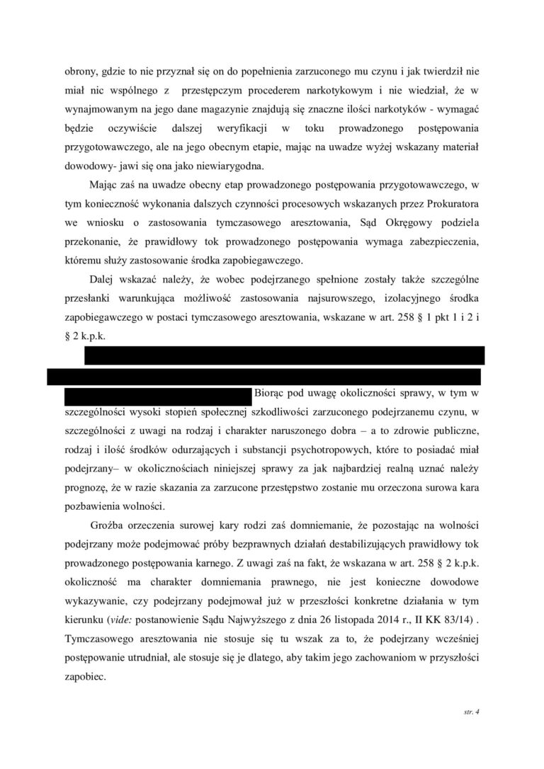 Case study nr 3 Sąd Okręgowy na skutek zażalenia obrońcy zmienił decyzję o zastosowaniu tymczasowego aresztowania W jednej z prowadzonych przez nas spraw wobec klienta zastosowano tymczasowe aresztowanie. Obrona nie zgodziła się z decyzją o pozbawieniu klienta wolności i złożyła zażalenie, kwestionując konieczność stosowania najsurowszego ze środków zapobiegawczych. Sprawa trafiła do Sądu Okręgowego, który ponownie przeanalizował zasadność zastosowania tymczasowego aresztowania. Zażalenie obrońcy okazało się skuteczne. Sąd Okręgowy zmienił wcześniejszą decyzję o zastosowaniu tymczasowego aresztowania, dzięki czemu klient nie musiał pozostawać w izolacji. To ważny przykład pokazujący, że nawet jeżeli Sąd pierwszej instancji zdecyduje o zastosowaniu tymczasowego aresztowania, decyzja ta nie jest ostateczna i może zostać skutecznie zakwestionowana przez obrońcę. Dlaczego zażalenie na zastosowanie tymczasowego aresztowania ma znaczenie Pierwsza decyzja o zastosowaniu tymczasowego aresztowania zapada często na bardzo wczesnym etapie postępowania, kiedy materiał dowodowy dopiero jest gromadzony, a organy ścigania przedstawiają argumenty przemawiające za izolacją podejrzanego. Nie oznacza to jednak, że każda decyzja o zastosowaniu aresztu jest prawidłowa. Zadaniem obrońcy jest przeanalizowanie zarówno przesłanek ogólnych stosowania środków zapobiegawczych, jak i konkretnych powodów, dla których w danej sprawie zdecydowano się na najbardziej dolegliwy środek w postaci pozbawienia człowieka wolności. W omawianej sprawie obrona zakwestionowała właśnie konieczność zastosowania tymczasowego aresztowania. Sąd Okręgowy ponownie ocenił argumenty przemawiające za aresztem Wniesienie zażalenia spowodowało, że decyzja o zastosowaniu tymczasowego aresztowania została poddana kontroli Sądu Okręgowego. Ma to zasadnicze znaczenie. Sąd odwoławczy nie powinien ograniczać się jedynie do formalnego sprawdzenia wcześniejszego postanowienia. Powinien ocenić, czy w konkretnej sprawie rzeczywiście istnieją przesłanki uzasadniające pozbawienie podejrzanego wolności oraz czy tak daleko idąca ingerencja jest konieczna dla zabezpieczenia prawidłowego toku postępowania. W tej sprawie kontrola odwoławcza zakończyła się korzystnie dla klienta. Sąd Okręgowy uwzględnił argumenty podniesione w zażaleniu i zmienił decyzję o zastosowaniu tymczasowego aresztowania. Tymczasowe aresztowanie powinno być środkiem ostatecznym Tymczasowe aresztowanie jest najbardziej dolegliwym środkiem zapobiegawczym przewidzianym w postępowaniu karnym. Dlatego przy jego stosowaniu należy zawsze odpowiedzieć na pytanie, czy prawidłowego toku postępowania nie można zabezpieczyć w sposób mniej ingerujący w wolność podejrzanego. Samo istnienie postępowania karnego czy nawet poważnego zarzutu nie powinno automatycznie oznaczać konieczności umieszczenia podejrzanego w areszcie. Właśnie możliwość zastosowania środków wolnościowych jest jednym z zagadnień, które obrońca powinien podnosić, kwestionując decyzję o zastosowaniu tymczasowego aresztowania. Skuteczne zażalenie obrońcy pozwoliło zmienić decyzję Sądu Ten przypadek jest szczególnie istotny, ponieważ korzystne rozstrzygnięcie nie nastąpiło samoistnie. Najpierw zapadła decyzja o zastosowaniu tymczasowego aresztowania. Dopiero obrońca zakwestionował ją poprzez wniesienie zażalenia, wskazując argumenty przemawiające przeciwko dalszej izolacji klienta. W wyniku tego działania sprawę rozpoznał Sąd Okręgowy i zmienił wcześniejsze rozstrzygnięcie. Schemat tej sprawy był więc bardzo konkretny zastosowanie tymczasowego aresztowania → zażalenie obrońcy → kontrola decyzji przez Sąd Okręgowy → zmiana postanowienia → klient nie pozostaje w areszcie. Co pokazuje ta sprawa Przede wszystkim, że postanowienie o zastosowaniu tymczasowego aresztowania nie oznacza, że sytuacja jest przesądzona. Obrońca może zaskarżyć taką decyzję i domagać się jej ponownej oceny przez Sąd wyższej instancji. W tej sprawie właśnie aktywne działanie obrony doprowadziło do korzystnego rezultatu. Sąd Okręgowy, rozpoznając zażalenie obrońcy, zmienił wcześniejszą decyzję o zastosowaniu tymczasowego aresztowania. Efekt sprawy Sąd stosuje tymczasowe aresztowanie → obrońca nie zgadza się z decyzją i wnosi zażalenie → Sąd Okręgowy rozpoznaje argumentację obrony → zmienia decyzję o zastosowaniu aresztu → klient odzyskuje wolność.