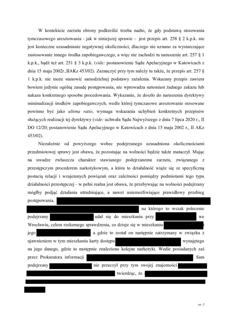 Case study nr 3 Sąd Okręgowy na skutek zażalenia obrońcy zmienił decyzję o zastosowaniu tymczasowego aresztowania W jednej z prowadzonych przez nas spraw wobec klienta zastosowano tymczasowe aresztowanie. Obrona nie zgodziła się z decyzją o pozbawieniu klienta wolności i złożyła zażalenie, kwestionując konieczność stosowania najsurowszego ze środków zapobiegawczych. Sprawa trafiła do Sądu Okręgowego, który ponownie przeanalizował zasadność zastosowania tymczasowego aresztowania. Zażalenie obrońcy okazało się skuteczne. Sąd Okręgowy zmienił wcześniejszą decyzję o zastosowaniu tymczasowego aresztowania, dzięki czemu klient nie musiał pozostawać w izolacji. To ważny przykład pokazujący, że nawet jeżeli Sąd pierwszej instancji zdecyduje o zastosowaniu tymczasowego aresztowania, decyzja ta nie jest ostateczna i może zostać skutecznie zakwestionowana przez obrońcę. Dlaczego zażalenie na zastosowanie tymczasowego aresztowania ma znaczenie Pierwsza decyzja o zastosowaniu tymczasowego aresztowania zapada często na bardzo wczesnym etapie postępowania, kiedy materiał dowodowy dopiero jest gromadzony, a organy ścigania przedstawiają argumenty przemawiające za izolacją podejrzanego. Nie oznacza to jednak, że każda decyzja o zastosowaniu aresztu jest prawidłowa. Zadaniem obrońcy jest przeanalizowanie zarówno przesłanek ogólnych stosowania środków zapobiegawczych, jak i konkretnych powodów, dla których w danej sprawie zdecydowano się na najbardziej dolegliwy środek w postaci pozbawienia człowieka wolności. W omawianej sprawie obrona zakwestionowała właśnie konieczność zastosowania tymczasowego aresztowania. Sąd Okręgowy ponownie ocenił argumenty przemawiające za aresztem Wniesienie zażalenia spowodowało, że decyzja o zastosowaniu tymczasowego aresztowania została poddana kontroli Sądu Okręgowego. Ma to zasadnicze znaczenie. Sąd odwoławczy nie powinien ograniczać się jedynie do formalnego sprawdzenia wcześniejszego postanowienia. Powinien ocenić, czy w konkretnej sprawie rzeczywiście istnieją przesłanki uzasadniające pozbawienie podejrzanego wolności oraz czy tak daleko idąca ingerencja jest konieczna dla zabezpieczenia prawidłowego toku postępowania. W tej sprawie kontrola odwoławcza zakończyła się korzystnie dla klienta. Sąd Okręgowy uwzględnił argumenty podniesione w zażaleniu i zmienił decyzję o zastosowaniu tymczasowego aresztowania. Tymczasowe aresztowanie powinno być środkiem ostatecznym Tymczasowe aresztowanie jest najbardziej dolegliwym środkiem zapobiegawczym przewidzianym w postępowaniu karnym. Dlatego przy jego stosowaniu należy zawsze odpowiedzieć na pytanie, czy prawidłowego toku postępowania nie można zabezpieczyć w sposób mniej ingerujący w wolność podejrzanego. Samo istnienie postępowania karnego czy nawet poważnego zarzutu nie powinno automatycznie oznaczać konieczności umieszczenia podejrzanego w areszcie. Właśnie możliwość zastosowania środków wolnościowych jest jednym z zagadnień, które obrońca powinien podnosić, kwestionując decyzję o zastosowaniu tymczasowego aresztowania. Skuteczne zażalenie obrońcy pozwoliło zmienić decyzję Sądu Ten przypadek jest szczególnie istotny, ponieważ korzystne rozstrzygnięcie nie nastąpiło samoistnie. Najpierw zapadła decyzja o zastosowaniu tymczasowego aresztowania. Dopiero obrońca zakwestionował ją poprzez wniesienie zażalenia, wskazując argumenty przemawiające przeciwko dalszej izolacji klienta. W wyniku tego działania sprawę rozpoznał Sąd Okręgowy i zmienił wcześniejsze rozstrzygnięcie. Schemat tej sprawy był więc bardzo konkretny zastosowanie tymczasowego aresztowania → zażalenie obrońcy → kontrola decyzji przez Sąd Okręgowy → zmiana postanowienia → klient nie pozostaje w areszcie. Co pokazuje ta sprawa Przede wszystkim, że postanowienie o zastosowaniu tymczasowego aresztowania nie oznacza, że sytuacja jest przesądzona. Obrońca może zaskarżyć taką decyzję i domagać się jej ponownej oceny przez Sąd wyższej instancji. W tej sprawie właśnie aktywne działanie obrony doprowadziło do korzystnego rezultatu. Sąd Okręgowy, rozpoznając zażalenie obrońcy, zmienił wcześniejszą decyzję o zastosowaniu tymczasowego aresztowania. Efekt sprawy Sąd stosuje tymczasowe aresztowanie → obrońca nie zgadza się z decyzją i wnosi zażalenie → Sąd Okręgowy rozpoznaje argumentację obrony → zmienia decyzję o zastosowaniu aresztu → klient odzyskuje wolność.